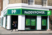 Flutter рассматривает закрытие до 100 ППС Paddy Power в Британии и Ирландии
