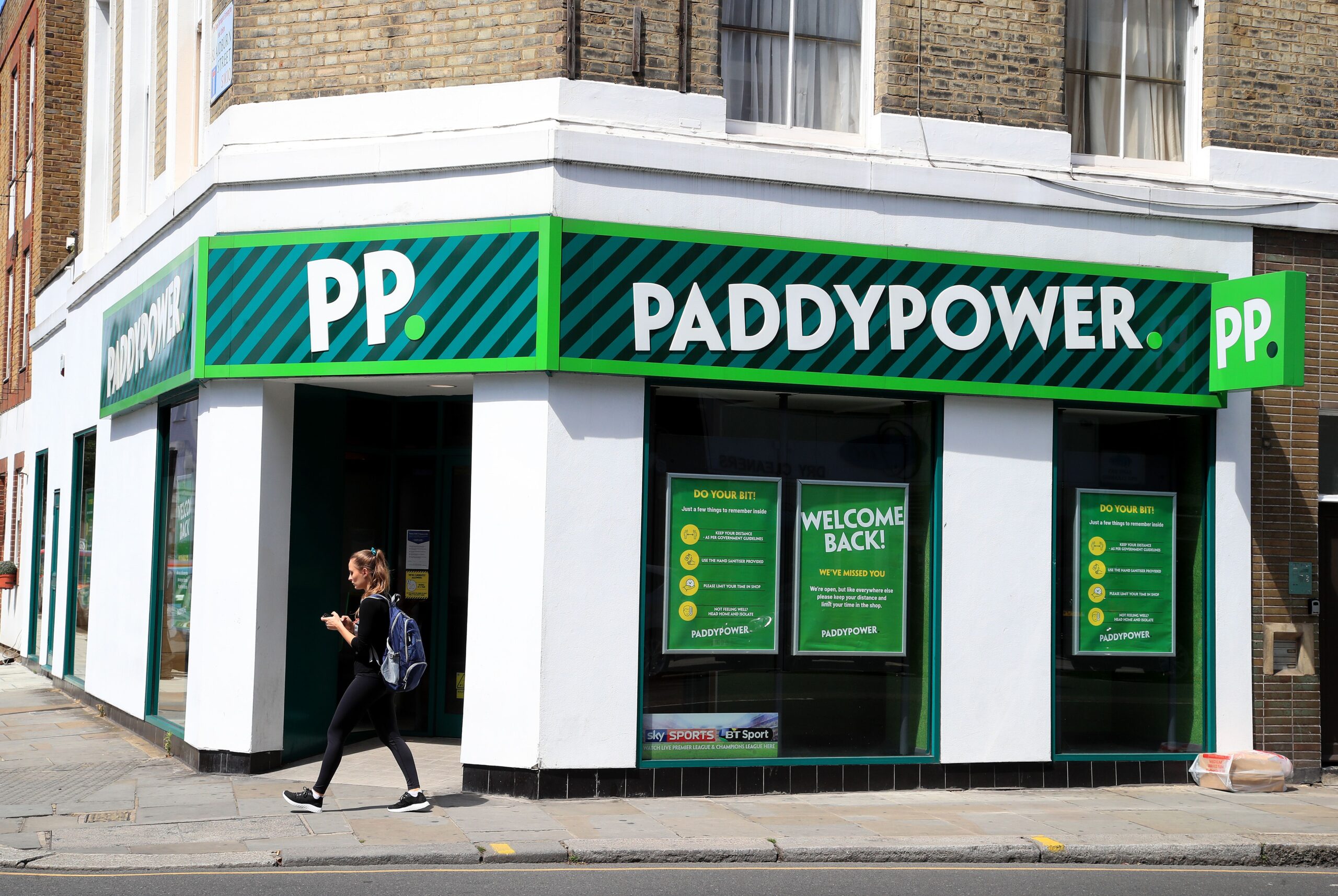 Flutter рассматривает закрытие до 100 ППС Paddy Power в Британии и Ирландии